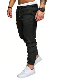 Vista completa de pantalones cargo tipo jogger negros para hombre con zapatillas blancas