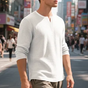 Detalle de camiseta Henley blanca de punto gofrado con manga larga y cuello de botones