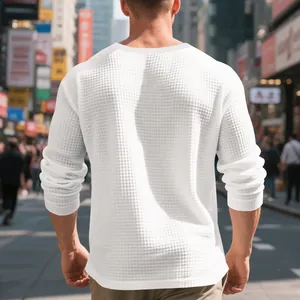 Vista trasera de una camiseta blanca de manga larga para hombre con tejido de gofre