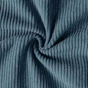 Vista detallada de la textura de tela de pana azul suave para conjuntos casuales de hombre