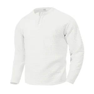 Primer plano de una camiseta Henley blanca de manga larga con textura de gofre