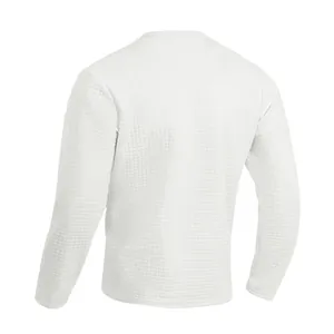 Vista posterior de una camiseta Henley blanca de manga larga con textura de nido de abeja