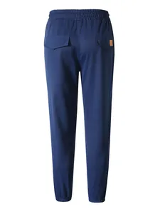 Vista trasera de pantalones cargo azules para hombre con cintura elástica y bolsillos