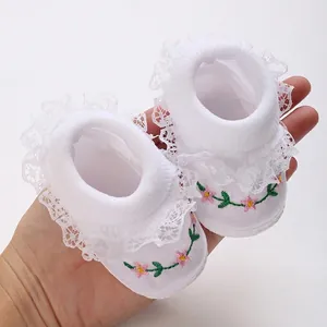Elegante Baby Mädchen Prinzessin Lauflernschuhe Weiß Segeltuch Blumen Bestickt Spitze Kleinkind Weiche Sohle Krabbelschuhe