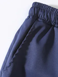 Detalle de pantalón cargo azul marino con cintura elástica y bolsillo lateral
