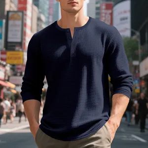 Vista detallada de una camiseta henley de manga larga en punto de gofre azul marino para hombre