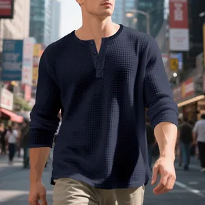 Vista detallada de la camiseta Henley azul marino de punto gofrado con botones retro