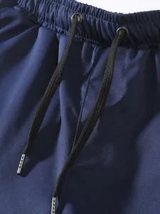 Primer plano del pantalón cargo azul marino para hombre con cintura elástica ajustable.