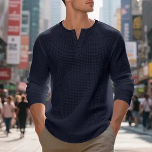 Primer plano detallado de camiseta henley azul marino con tejido gofrado para hombre