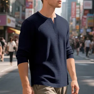 Primer plano de camiseta Henley azul marino de punto gofrado para hombre con manga larga