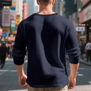 Vista trasera detallada de una camiseta de manga larga de punto gofrado azul marino