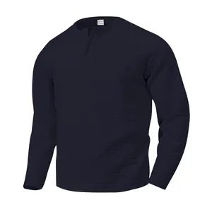 Camiseta Henley azul marino para hombre con textura de jacquard y detalle de botones.
