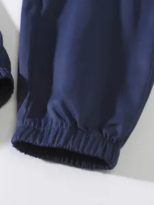 Primer plano del puño elástico de los pantalones cargo azul marino para hombre en tela.