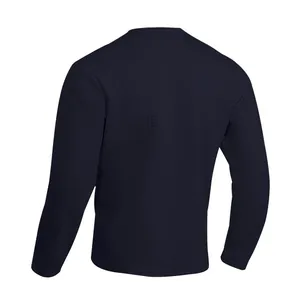 Vista trasera de camiseta de manga larga azul marino con detalle de textura gofrada