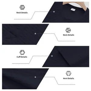 Primer plano detallado de una camiseta Henley azul marino con textura tipo gofre.