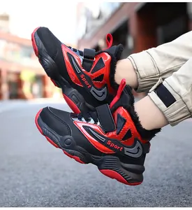 Scarpe sportive invernali calde per bambini in nero e rosso con fodera in peluche spessa