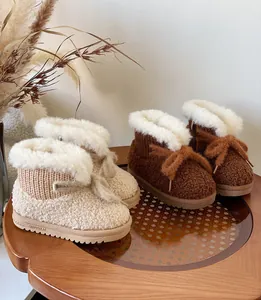 Detailansicht warmer Winterstiefel für Kleinkinder in Braun und Beige mit Plüsch