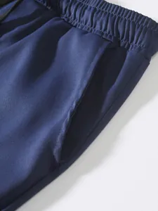 Primer plano de pantalones deportivos azul marino para hombre con cintura elástica
