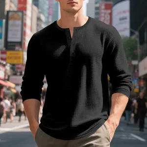 Detalle de camiseta Henley negra para hombre con tejido jacquard de cuadros retro