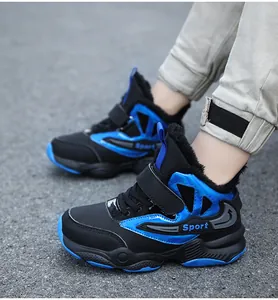 Scarpe invernali calde blu e nere per bambini con fodera in ecopelliccia e suola antiscivolo.