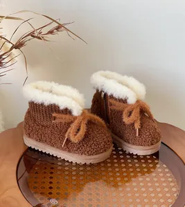 Gemütliche braune Kleinkinder-Winterstiefel mit weißem Plüschfutter und Schleife