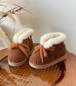 Nahaufnahme von gemütlichen braunen Baby-Schneestiefeln mit flauschigem weißem Futter