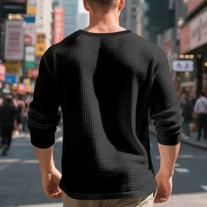 Detalle de vista trasera de camiseta negra de manga larga en tejido de punto de gofre