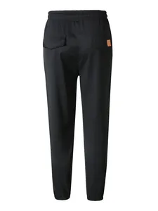 Vista trasera de pantalones cargo negros para hombre con cintura elástica y bolsillo