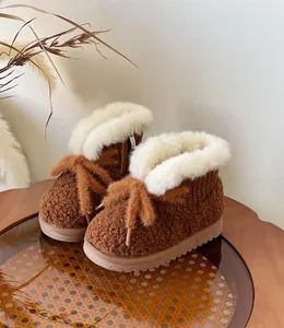 Detailaufnahme von warmen braunen Baby-Schneestiefeln mit weißem Fellbesatz