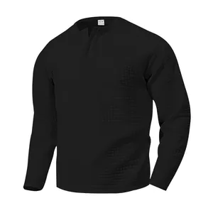 Primer plano de camiseta Henley negra de manga larga con diseño de nido de abeja.