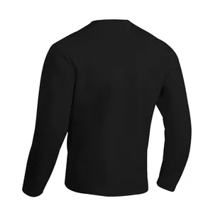 Detalle de la espalda de una camiseta de manga larga para hombre de punto gofrado negro
