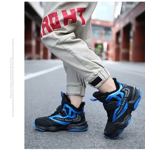 Primo piano di scarpe sportive invernali calde per bambini in blu e nero con pelo