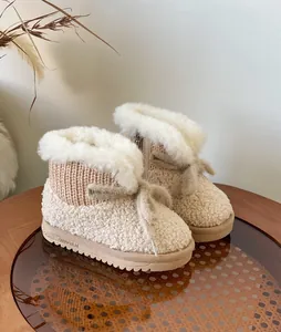 Gemütliche beige Kleinkind-Schneestiefel mit Kunstfellfutter und rutschfesten Sohlen für den Winter.