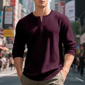 Primer plano de una camiseta Henley burdeos de punto gofrado con detalles de botones