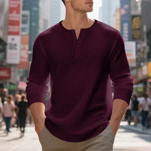 Camiseta Henley burdeos de manga larga para hombre con tejido jacquard de gofres retro.