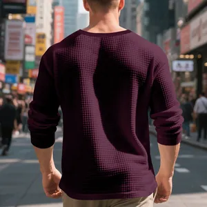 Camiseta de manga larga tipo gofre para hombre en color burdeos vista posterior
