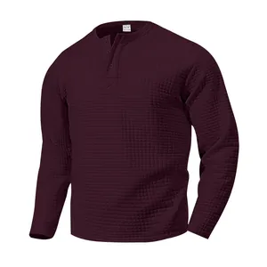 Vista detallada de la camiseta Henley bordeaux para hombre con diseño punto gofre