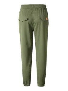 Vista posterior detallada de pantalones cargo para hombre en verde oliva con cintura
