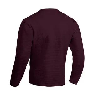 Vista posterior detallada de camiseta de manga larga burdeos para hombre con tejido de gofre