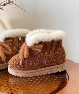 Detailansicht warmer brauner Baby-Schneestiefel mit weichem Futter und Stricktextur
