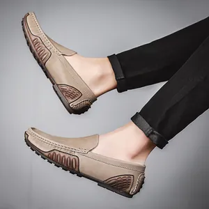 Vista lateral detallada de los mocasines de cuero beige de calidad para hombre