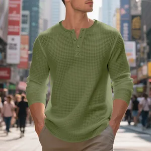 Detalle de camiseta henley de manga larga de punto gofrado para hombre