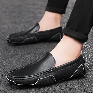 Primer plano detallado de mocasines de cuero genuino negro para hombre con ventilación