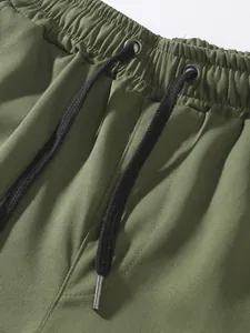 Primer plano de la cintura de pantalones cargo verde oliva con cordón y elástico
