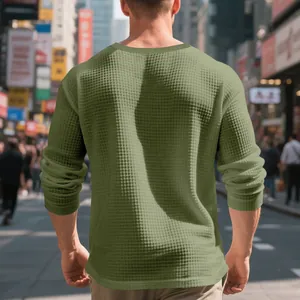 Vista trasera de una camiseta henley de punto gofrado verde oliva para hombre casual