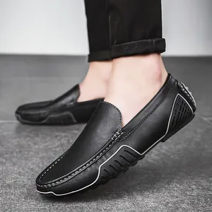 Primer plano de mocasines de cuero negro para hombre que muestra la textura y costuras.