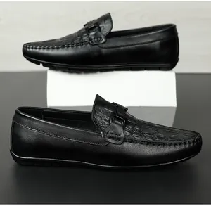 Detailaufnahme schwarzer Rindsleder-Loafer mit Krokodilprägung und Metallschnalle