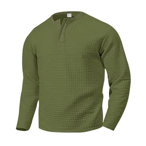 Camiseta Henley de manga larga para hombre en verde oliva con textura de punto de gofre