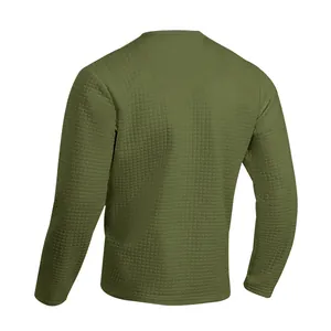 Vista trasera de la camiseta Henley de manga larga para hombre en verde oliva con tejido gofrado
