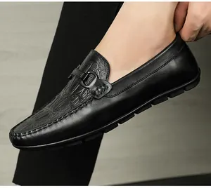 Detailansicht der schwarzen Rindsleder-Loafer mit Krokoprägung und Metallschnalle